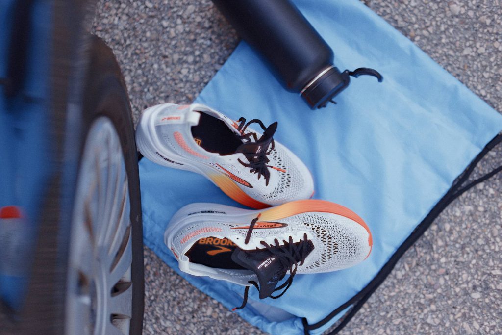 Speed shoes are designed to optimise performance for both races and faster-paced training sessions. Their lightweight and responsive design prioritises efficiency and propulsion to increase turnover speed.