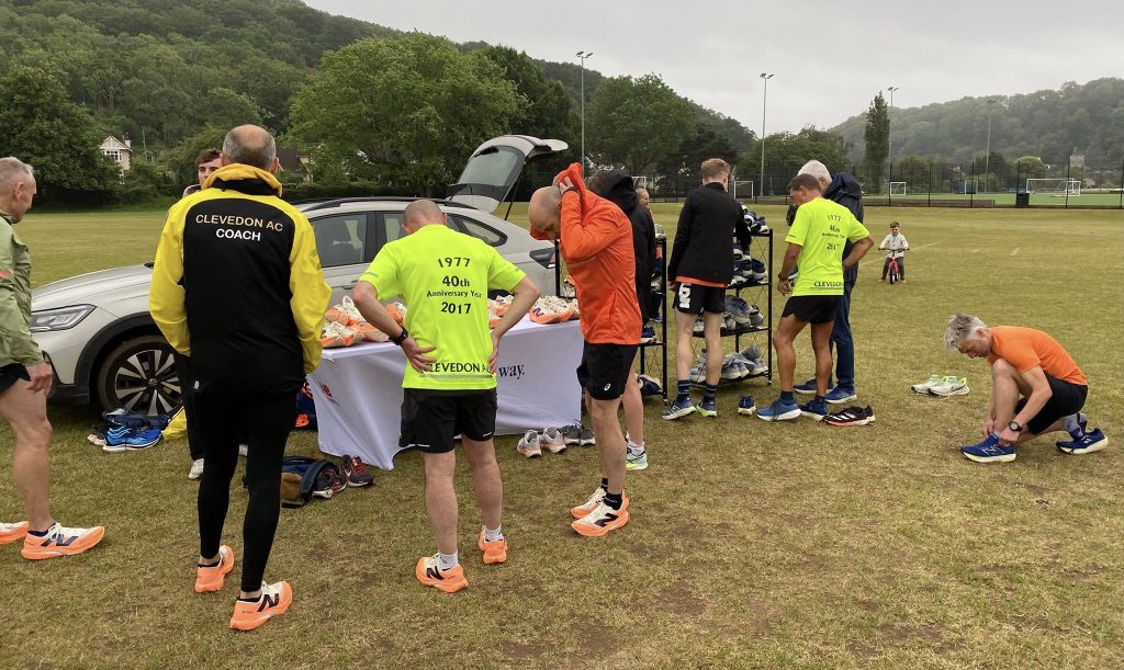 We demoed the New Balance shoes in a group warm up, structured interval session and cool down. The session consisted of 1 mile at 5k pace followed by a 4 minute recovery and then two sets of 4 x 300m at a touch quicker than 5k pace with 100m jog recovery and 2 minutes recovery between sets.