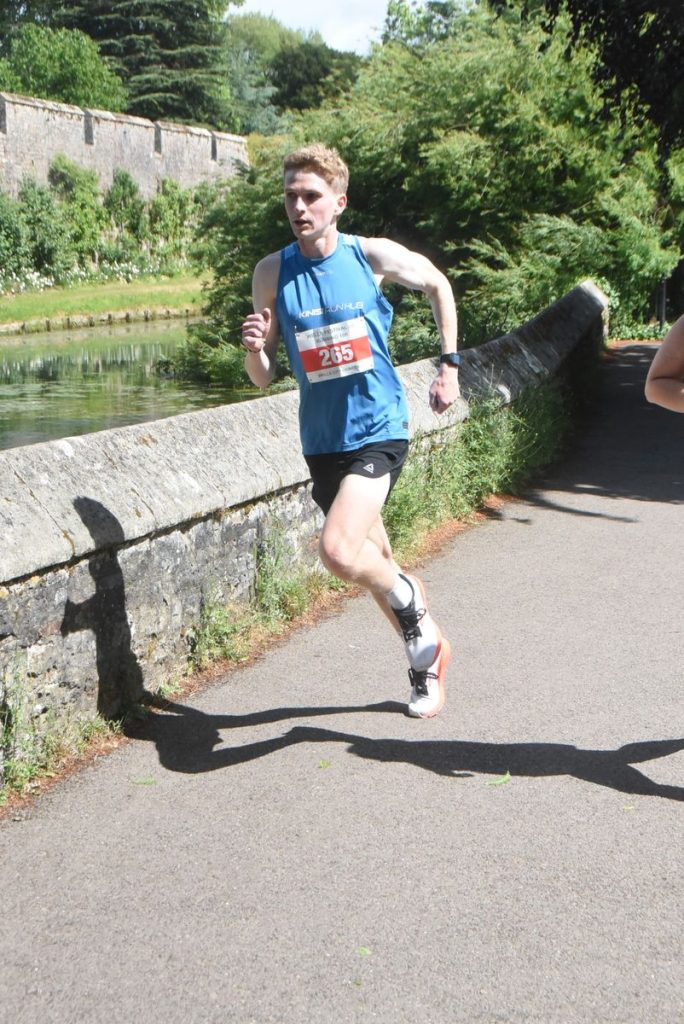 On Sunday I took part in the Wells Festival of Running organised by Wells City Harriers which involved different race distances and a festival on the Cathedral Green organised by the Wells Rotary. There were 5k and 10k race options for adults and a 1.2k kids race as well as shorter races around the Cathedral grounds. Kinisi Run Hub were proud to be supporting the event with a pop-up shop on the Cathedral Green.