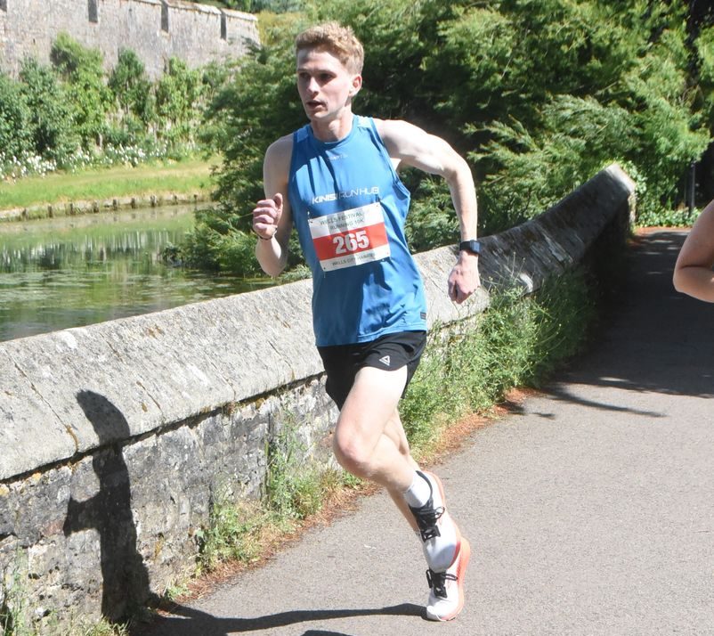 On Sunday I took part in the Wells Festival of Running organised by Wells City Harriers which involved different race distances and a festival on the Cathedral Green organised by the Wells Rotary. There were 5k and 10k race options for adults and a 1.2k kids race as well as shorter races around the Cathedral grounds. Kinisi Run Hub were proud to be supporting the event with a pop-up shop on the Cathedral Green.