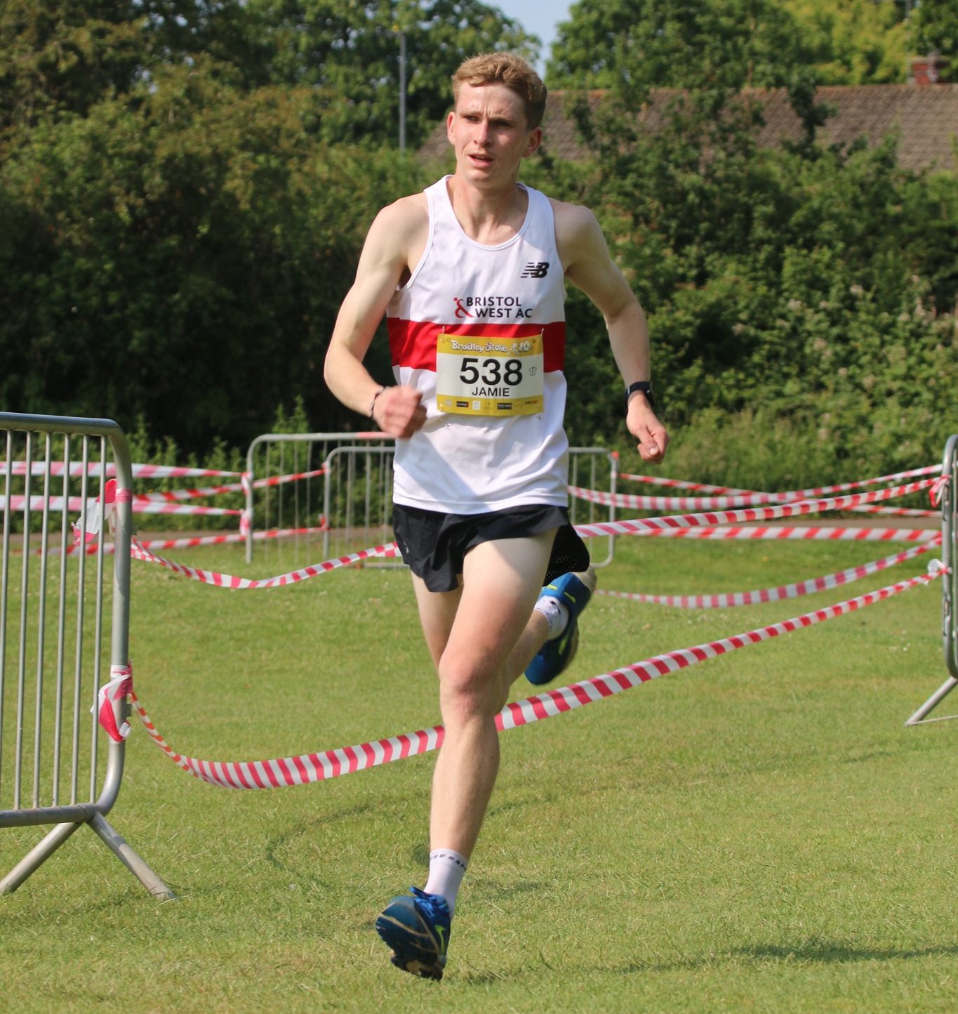 There was a strong turnout for the Bradley Stoke 10k with athletes from many local clubs showing up to race. Looking around at the start there were some familiar faces but I figured it might be a solo run.