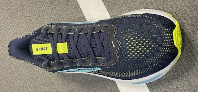 A redesigned kickback collar improves comfort by supporting the ankle and reducing the likelihood of irritation or slippage. This small feature provides even more cushy comfort even during longer runs.