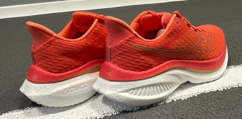 The smooth SPEEDROLL technology in the Saucony Endorphin Speed 5 ensures reliable daily performance through the full-length groove that enhances the gait cycle and gives a smoother transition from foot strike to push-off.